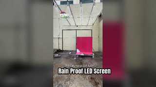 Tela LED com classificação IP65 submetida a simulação de chuva